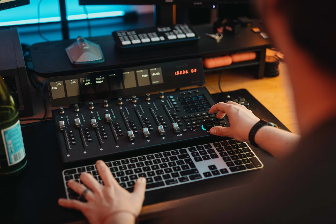 Teilnehmende im Büro von Build Your Voice
