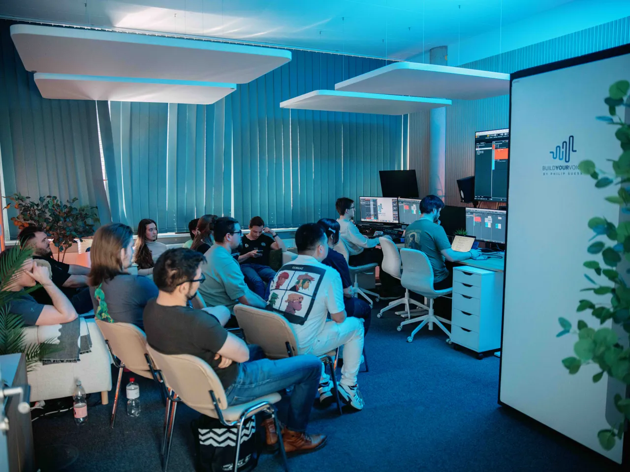 Teilnehmende im Büro von Build Your Voice