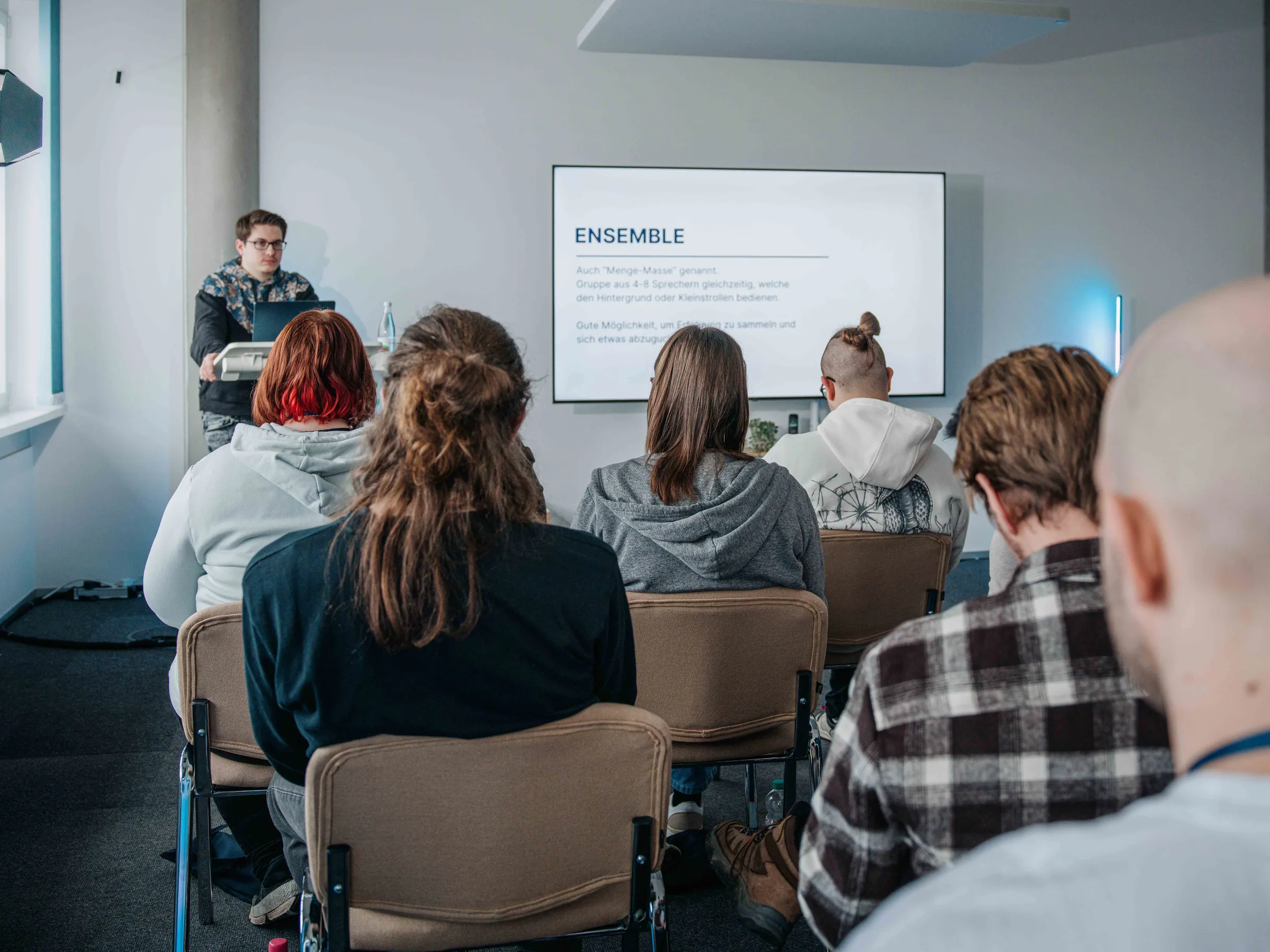 Max Felder auf der Bühne beim Synchronsprecher Crashkurs