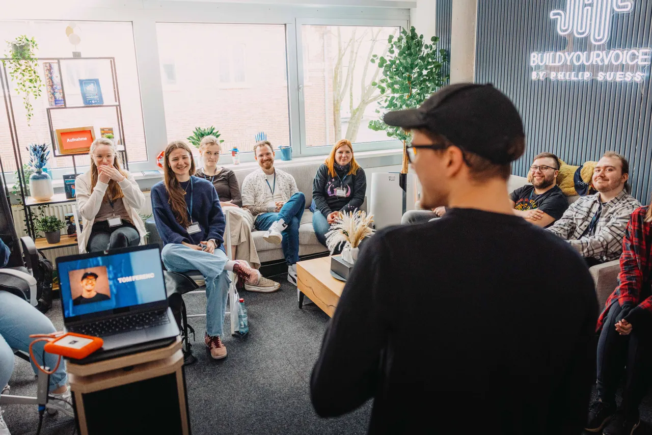 Teilnehmende von Build Your Voice
